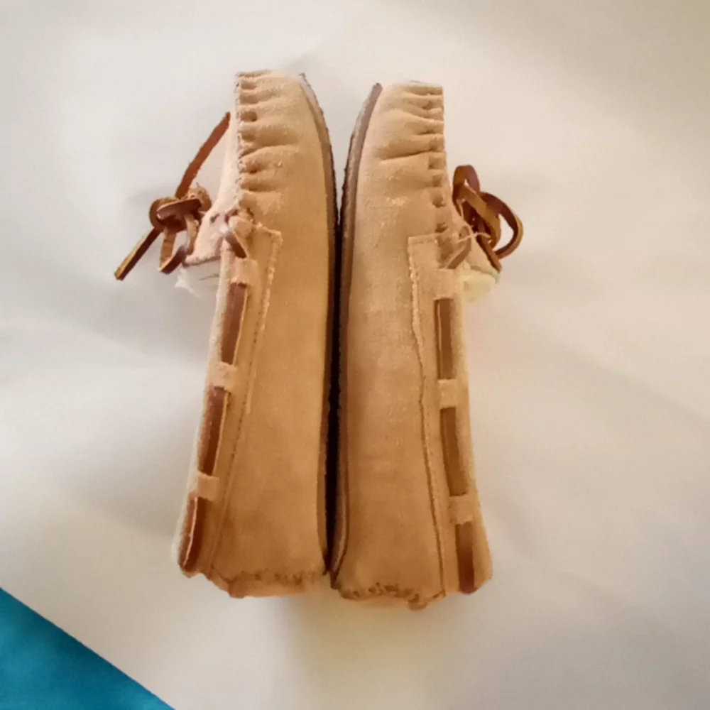 Unisex Toddler size 9 Minnetonka Slippers